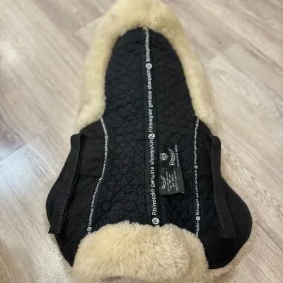 "Rhinegold" sadulapehmendus lambakarvaga