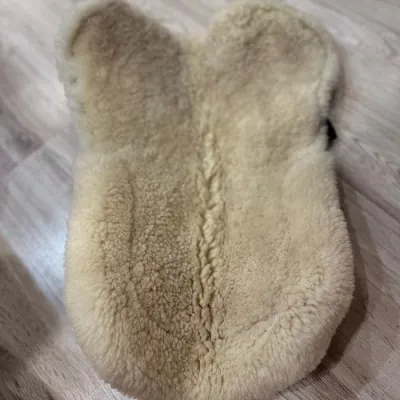 "Rhinegold" sadulapehmendus lambakarvaga